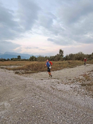In coda con la bici che guarda le spalle