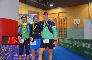Foto con medaglia e bottiglia