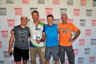 Foto di rito al ritiro del pettorale del team. Da sinistra: Helmut Treitler (team leader, pacer), Christian Magadits (runner), Igor Sarzi Sartori (team member, pacer), Günter Zwanzinger (team member, driver)