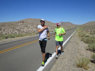 Verso la dodicesima ora di gara. Easy run in discesa in uno dei rari momenti di pacing durante le ore di luce.