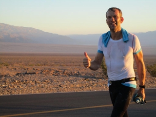Christian Magadits quando il sole sta per calare e la seconda difficilissima notte sta per iniziare. Al passo, come per tutti i restanti 52km che lo separano dal traguardo