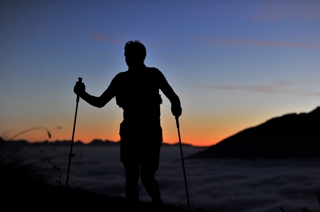 Tramonto sulla via al Bozzi, sopra le nuvole (venerdì sera)