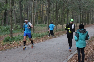 Marswiese sede del CP1. A destra il secondo classificato mentre riempie la borraccia