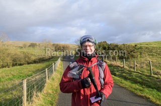 Appena prima di Dufton mentre consulto le mappe. Tempo d i congedarsi dal sole prima di salire a Cross Fell